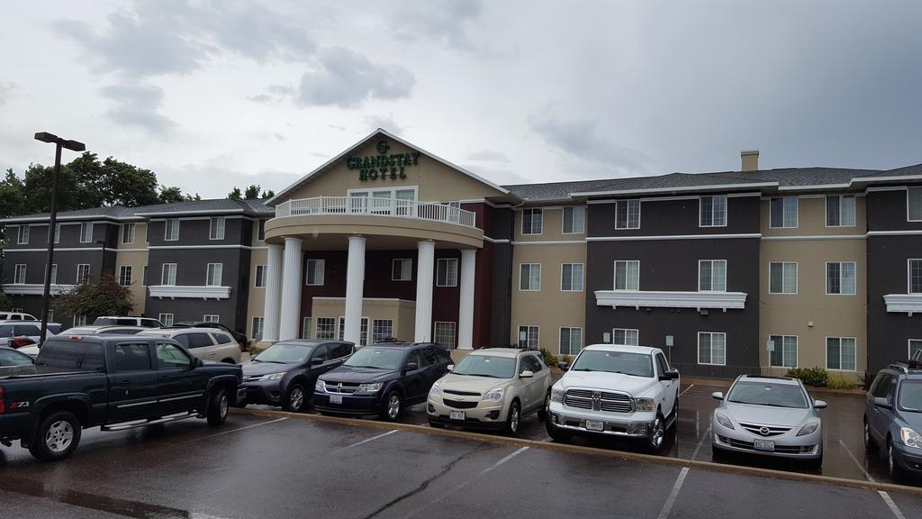 แกรนด์สเตย์ เรซิเดนเชียล สวีท โฮเต็ล - โอแคลร์ Hotel ภายนอก รูปภาพ