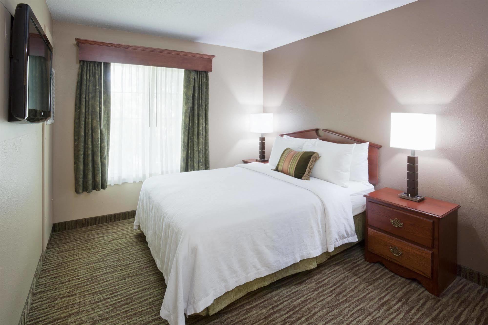 แกรนด์สเตย์ เรซิเดนเชียล สวีท โฮเต็ล - โอแคลร์ Hotel ภายนอก รูปภาพ