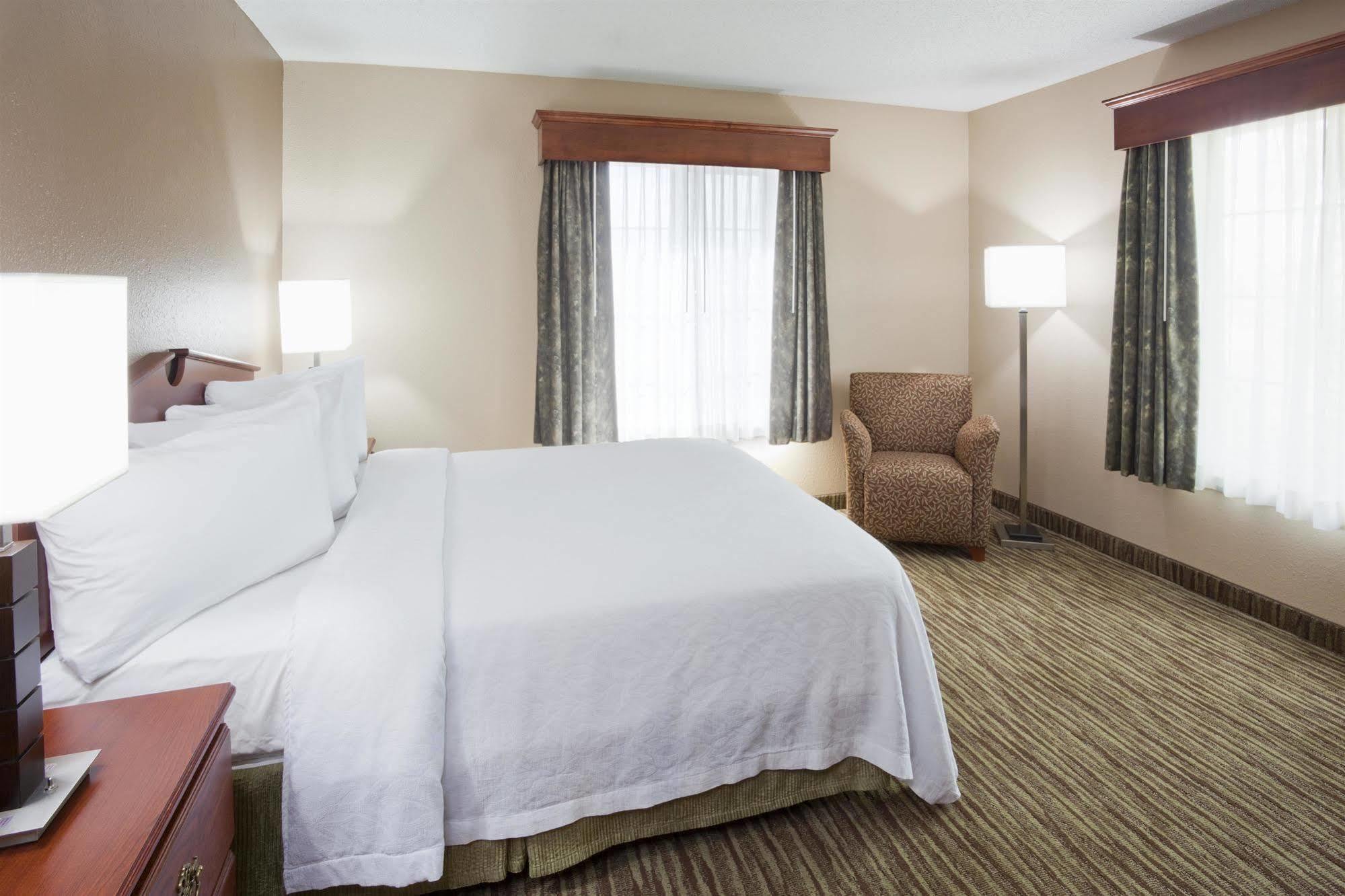 แกรนด์สเตย์ เรซิเดนเชียล สวีท โฮเต็ล - โอแคลร์ Hotel ภายนอก รูปภาพ